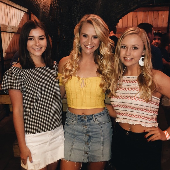 Meet your posher, Hailey - Picture 2 of 5